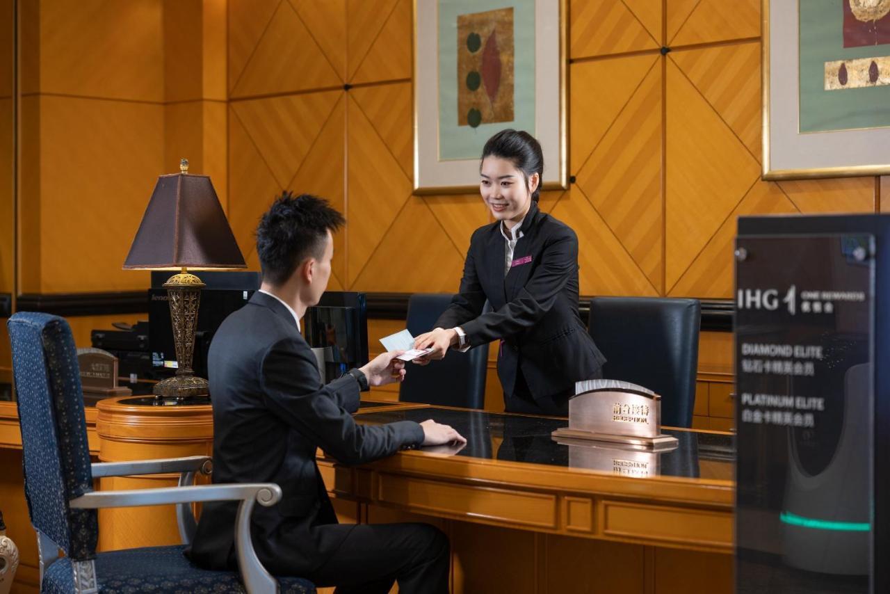 Crowne Plaza Hotel & Suites Landmark Shenzhen By Ihg - Nearby Luohu Border, Indoor Heated Swimming Pool, Complimentary Welcome Drink Bagian luar foto